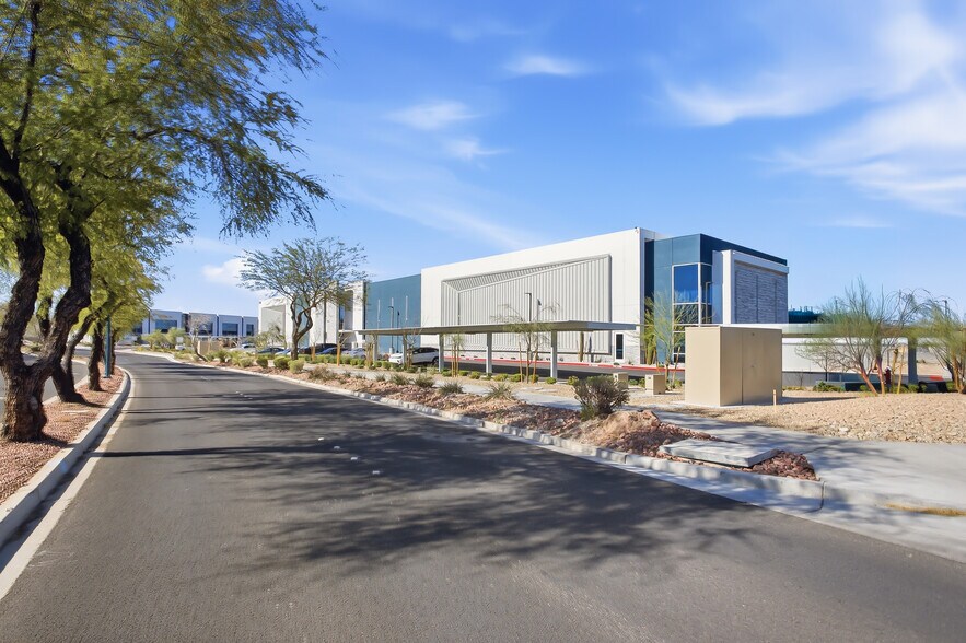 1311 Seven Hills Dr, Henderson, NV à vendre - Photo du bâtiment - Image 2 de 35