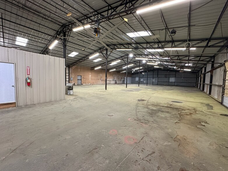 5909 Eden Dr, Haltom City, TX for lease - Building Photo - Image 2 of 13