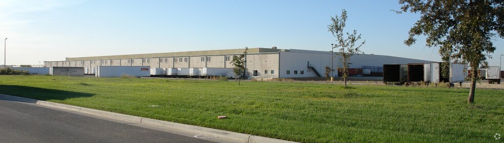 2500 N Plaza Dr, Visalia, CA à louer - Photo du bâtiment - Image 3 de 7