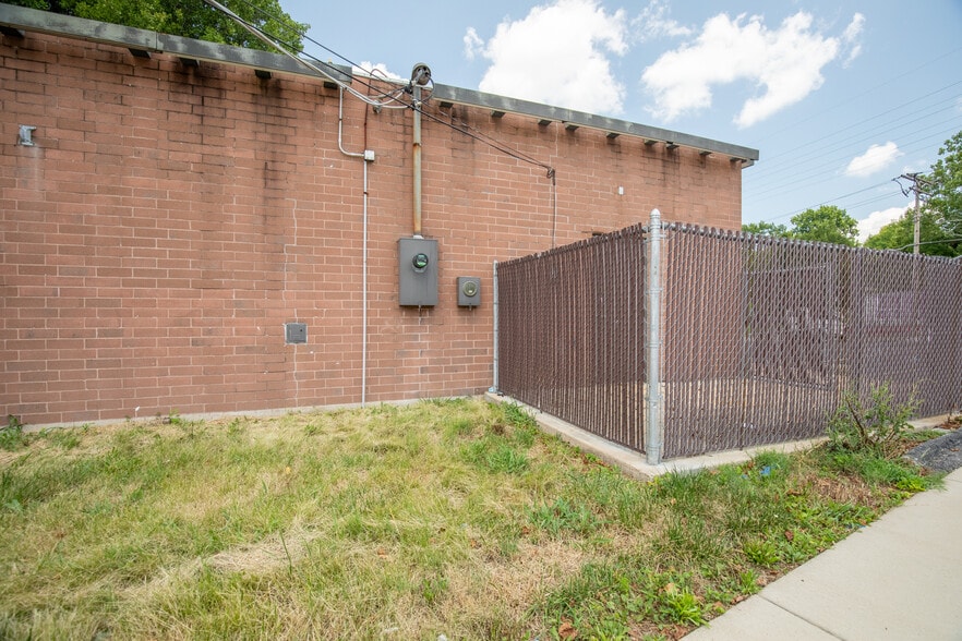 2425 S Big Bend Blvd, Saint Louis, MO for sale - Building Photo - Image 3 of 12