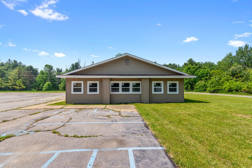 201 W Saginaw Rd, Sanford, MI à vendre - Photo du bâtiment - Image 3 de 28