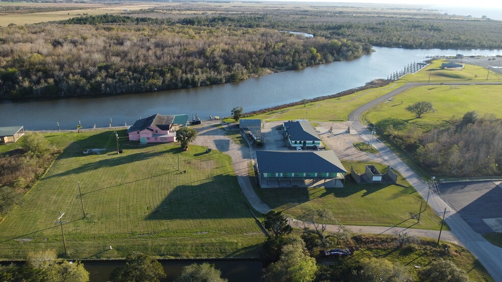 220 W Bayshore Rd, Anahuac, TX for sale - Aerial - Image 3 of 14