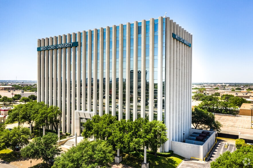 8435 N Stemmons Fwy, Dallas, TX à louer - Photo du bâtiment - Image 2 de 4