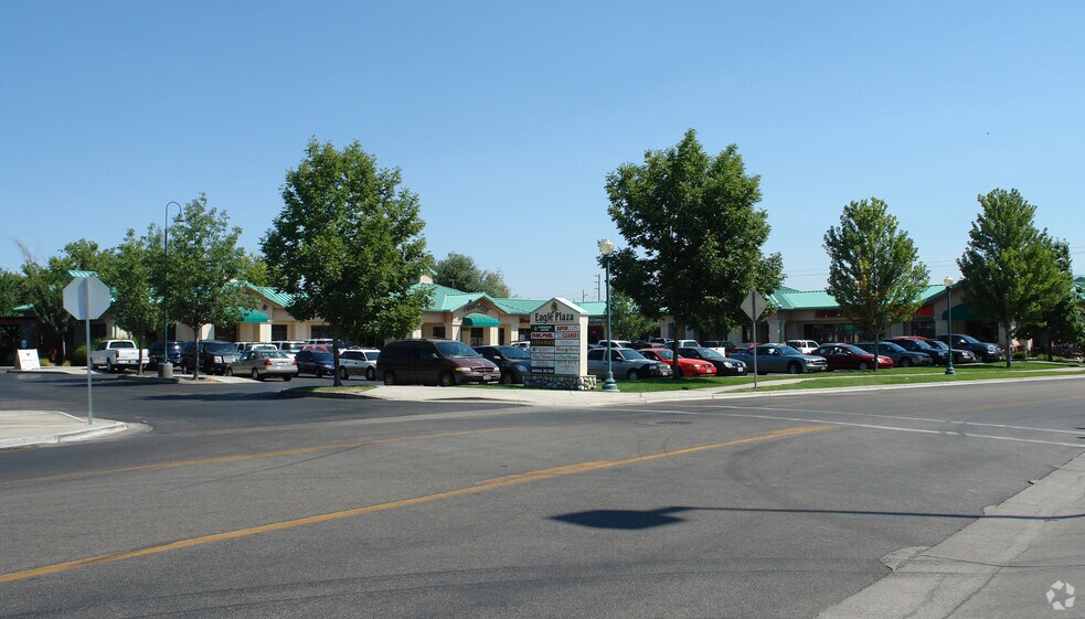 228 E Plaza Dr, Eagle, ID à louer - Photo du bâtiment - Image 3 de 13