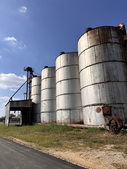 1500 Austin St, Seguin, TX for sale - Building Photo - Image 2 of 4