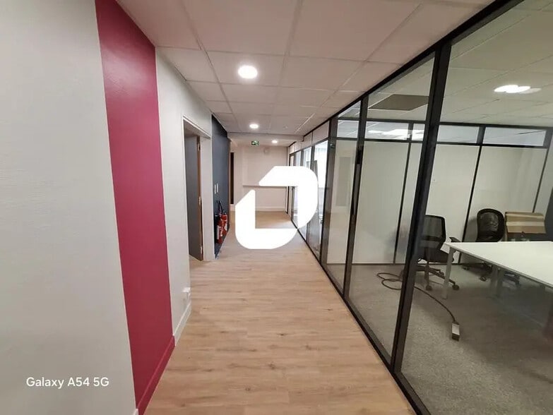 Office in Issy-les-Moulineaux for lease - Interior Photo - Image 3 of 9