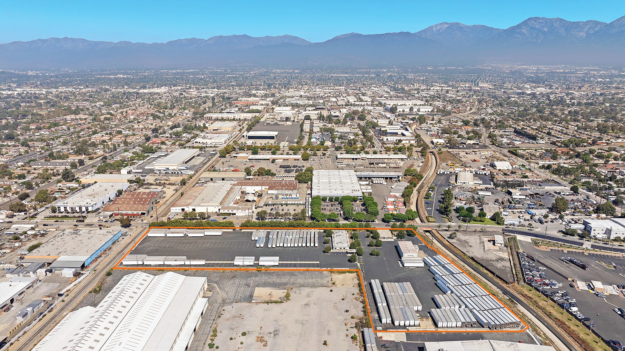1408 E Franklin Ave, Pomona, CA à louer Photo du bâtiment- Image 1 de 5
