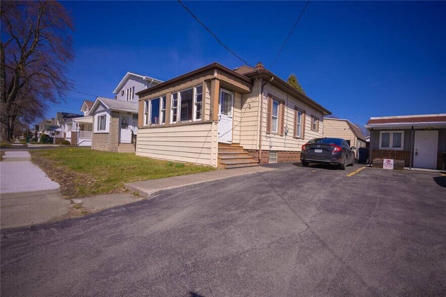 113 69th St, Niagara Falls, NY à vendre - Photo principale - Image 1 de 5