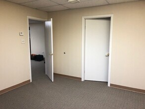 1100 Washington Ave, Carnegie, PA for lease Interior Photo- Image 1 of 8