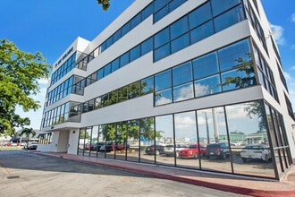 4995 NW 72nd Ave, Miami, FL à louer Photo du bâtiment- Image 1 de 1