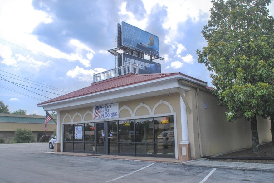 10809 Kingston Pike, Knoxville, TN à vendre - Photo du bâtiment - Image 1 de 1