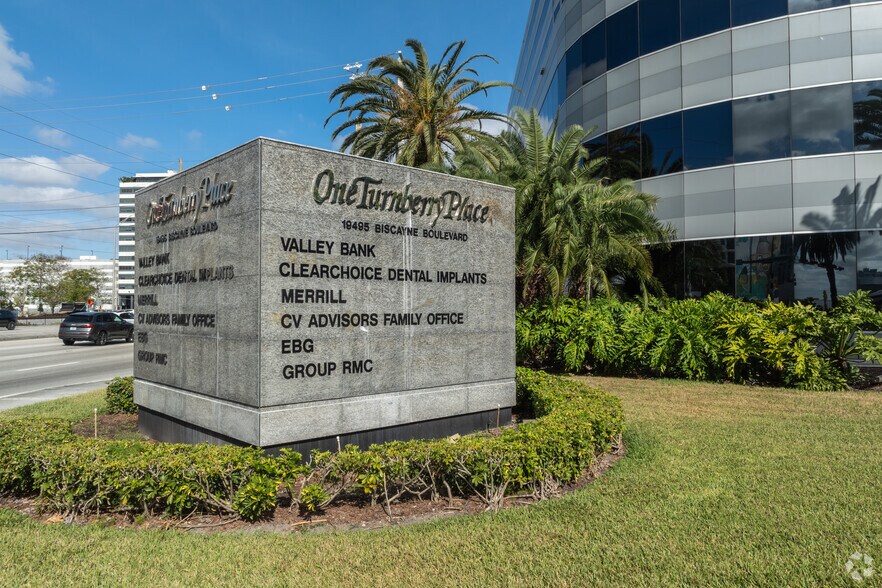 19495 Biscayne Blvd, Aventura, FL à louer - Photo du bâtiment - Image 3 de 11