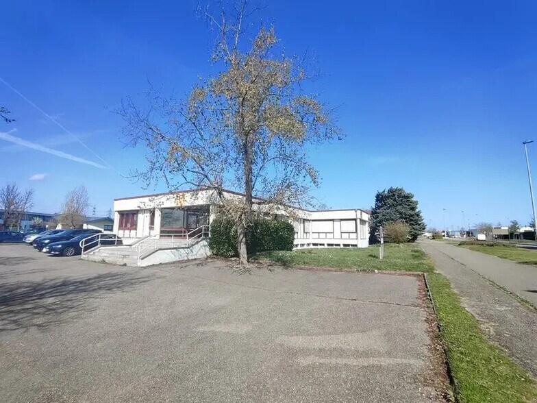 Office in Saint-Quentin-Fallavier for sale - Building Photo - Image 1 of 12