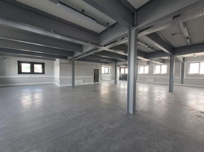 North Parade, Falmouth for lease - Interior Photo - Image 2 of 2