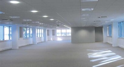 4 Rue Paul Dautier, Vélizy-Villacoublay for lease Building Photo- Image 2 of 2