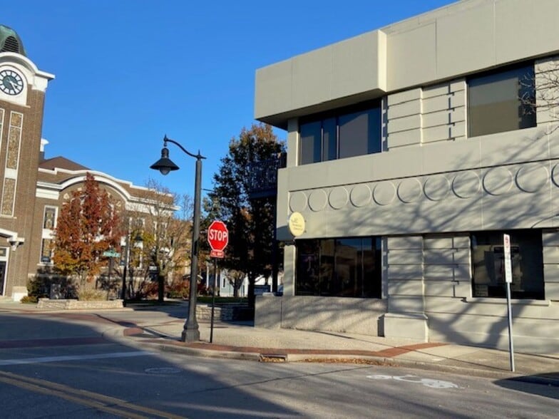 300 Washington Ave, Grand Haven, MI for sale - Building Photo - Image 3 of 15