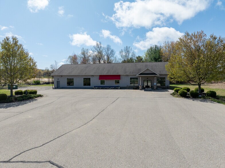 6398 Blue Star Hwy, Saugatuck, MI à vendre - Photo du bâtiment - Image 2 de 24