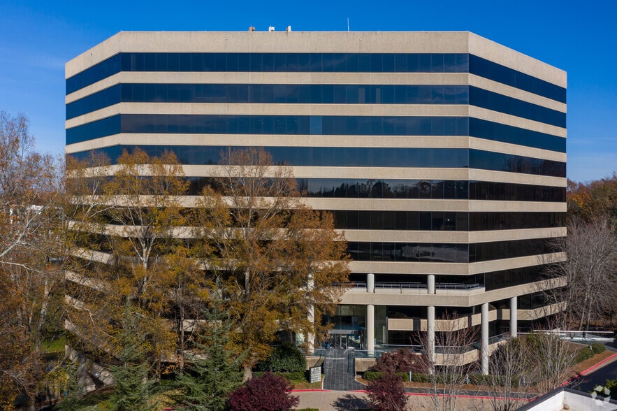 400 Northridge Rd, Atlanta, GA à louer - Photo du bâtiment - Image 1 de 21