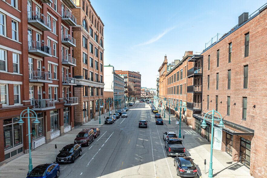 239 E Chicago St, Milwaukee, WI à louer - Photo du bâtiment - Image 3 de 19