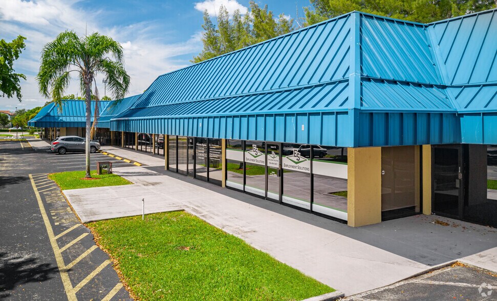 3601 W Commercial Blvd, North Lauderdale, FL à louer - Photo du bâtiment - Image 2 de 5