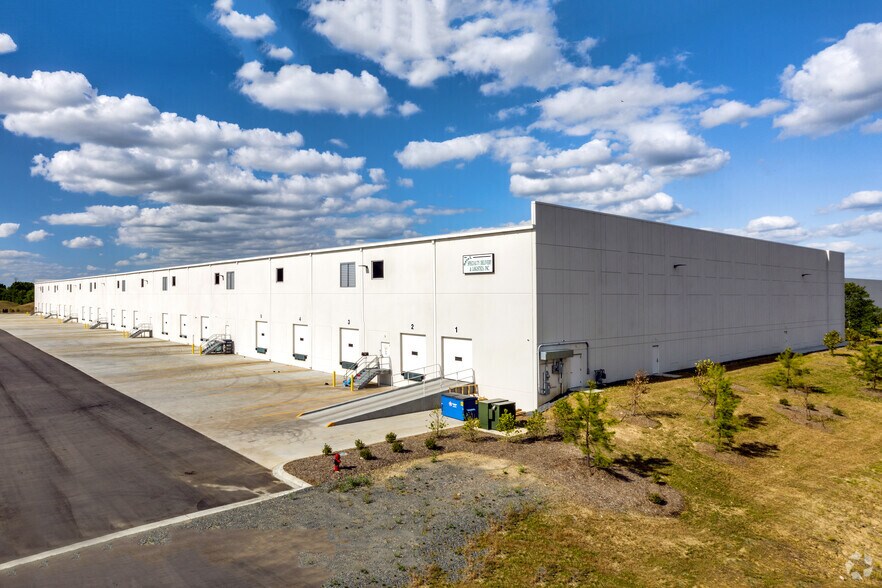 3437 Stateview Blvd, Fort Mill, SC à louer - Photo du bâtiment - Image 2 de 8