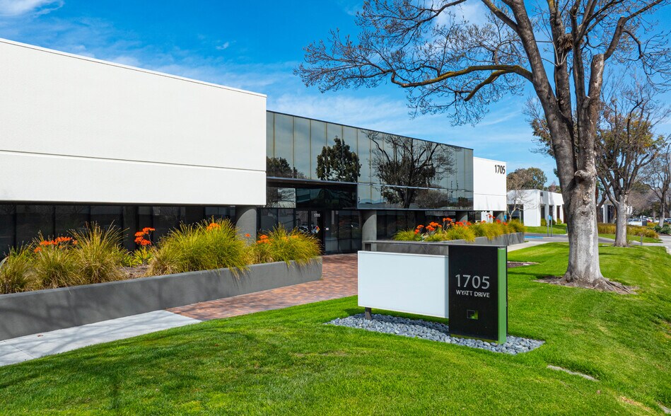 1705-1715 Wyatt Dr, Santa Clara, CA à louer - Photo du bâtiment - Image 3 de 8