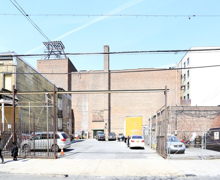 708 E Tremont Ave, Bronx, NY for lease - Primary Photo - Image 1 of 4