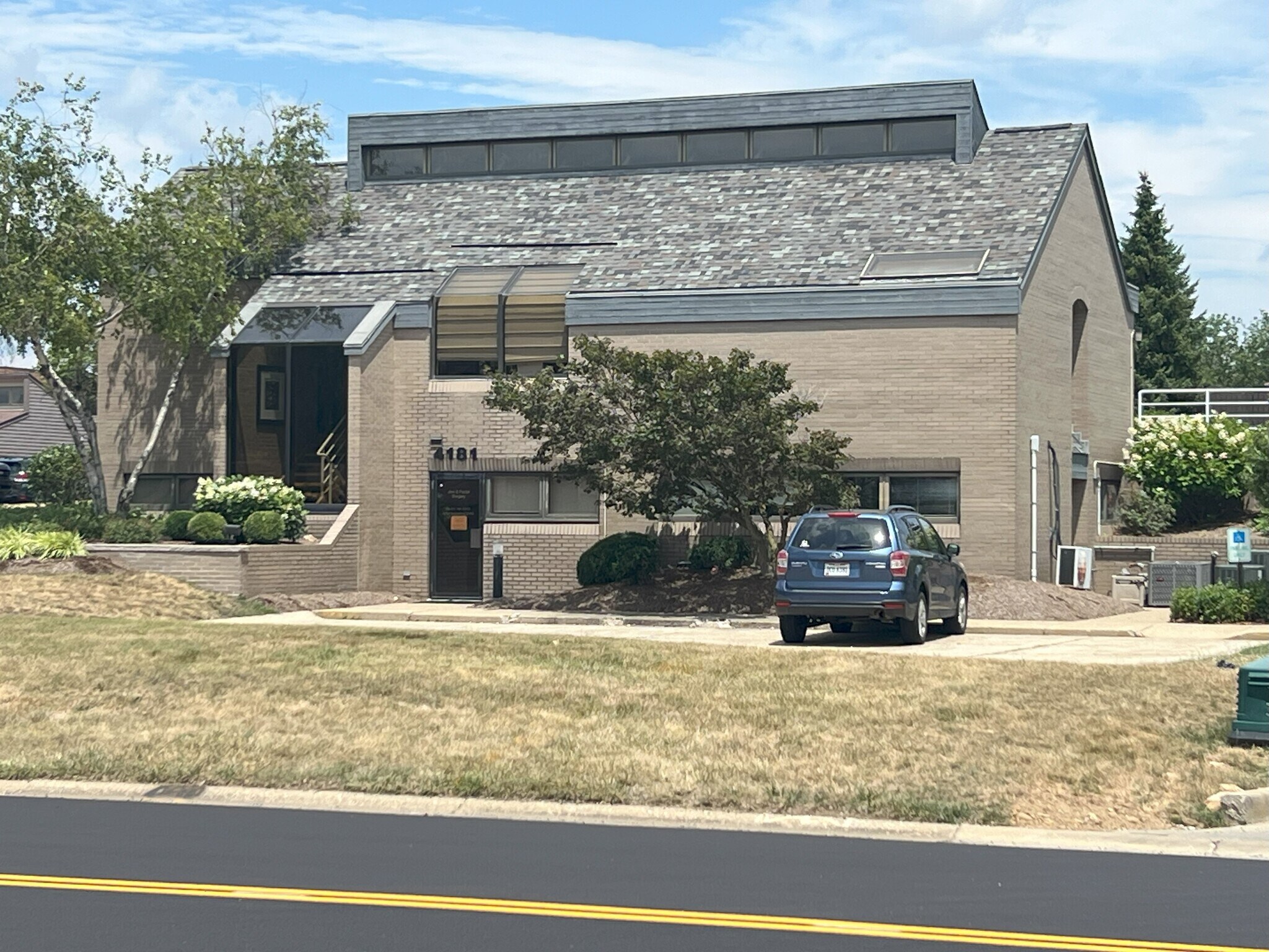 4181 Holiday St NW, North Canton, OH à vendre Photo du bâtiment- Image 1 de 22