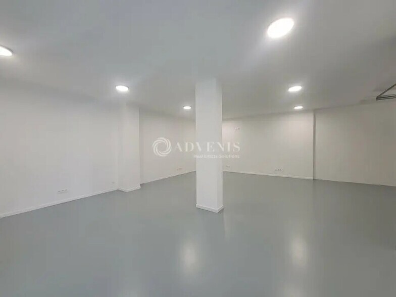 Flex in Villeneuve-la-Garenne for lease - Interior Photo - Image 3 of 7