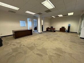 2250 E Devon Ave, Des Plaines, IL for lease Building Photo- Image 2 of 5