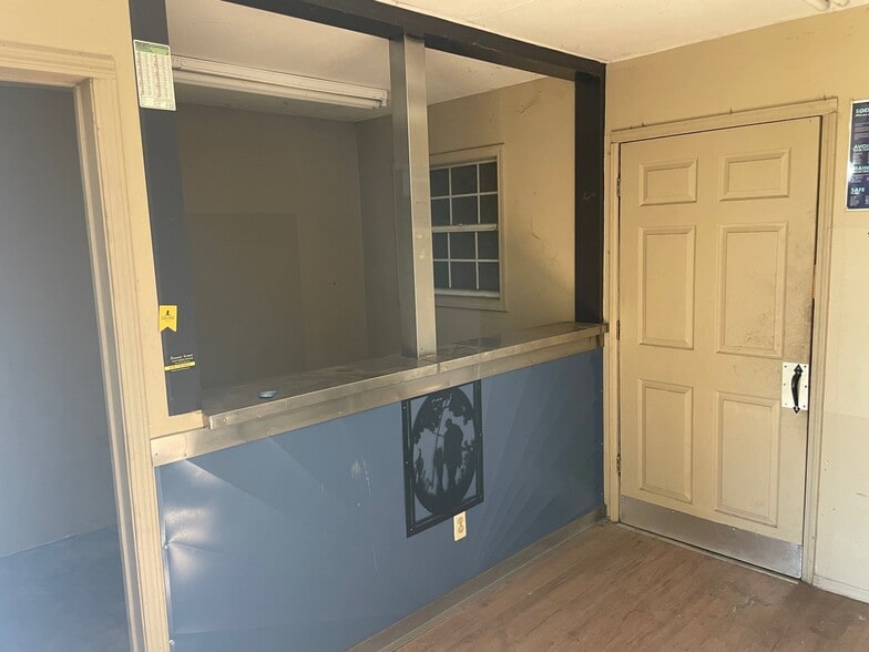 651 Walnut St, Warner Robins, GA for lease - Interior Photo - Image 2 of 4