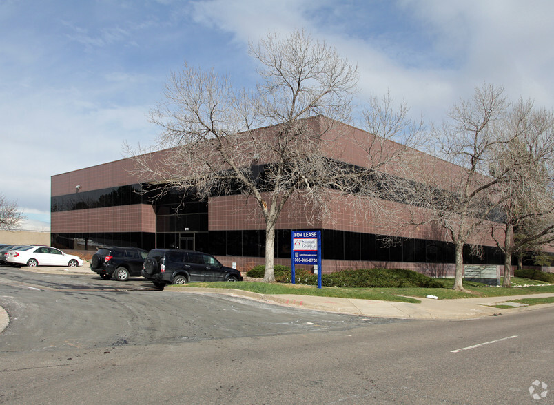 2121 S Blackhawk St, Aurora, CO for lease - Primary Photo - Image 1 of 24