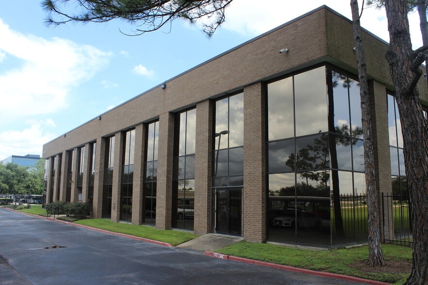15835 Park Ten Place Dr, Houston, TX à louer - Photo du bâtiment - Image 1 de 5
