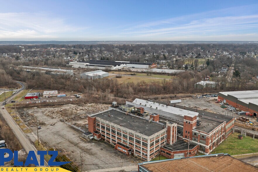 Warren Industrial portefeuille de 4 propriétés à vendre sur LoopNet.ca - Photo du bâtiment - Image 3 de 16