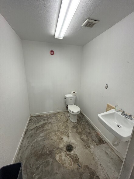 51 N 13th St, Beaumont, TX à vendre - Photo du bâtiment - Image 3 de 7