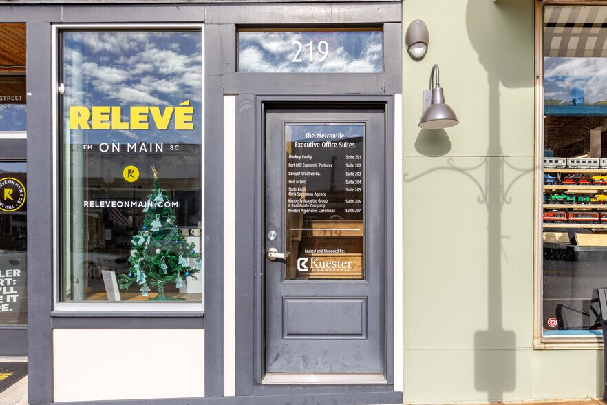 221 Main St, Fort Mill, SC à louer - Photo du bâtiment - Image 2 de 9