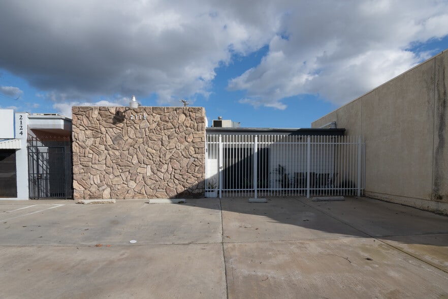 2118 F St, Bakersfield, CA à vendre - Photo du bâtiment - Image 2 de 13