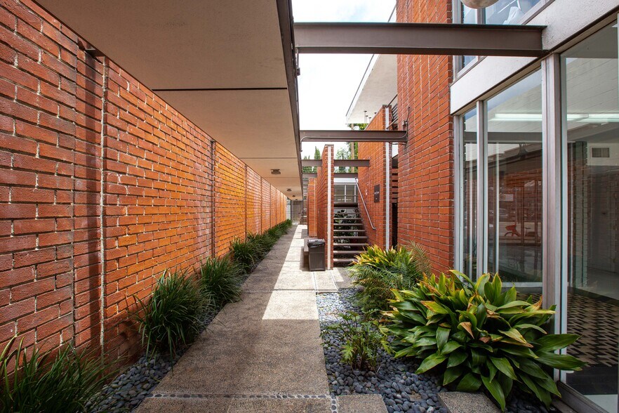 1728 S La Cienega Blvd, Los Angeles, CA à louer - Photo du bâtiment - Image 2 de 10