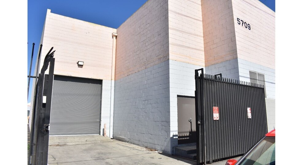 5701-5709 S San Pedro St, Los Angeles, CA for lease - Building Photo - Image 2 of 34