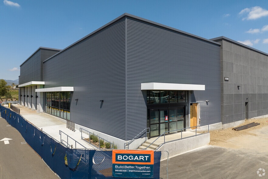 16188 S Highland Ave, Fontana, CA for lease - Building Photo - Image 2 of 8