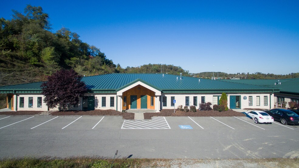 300 Cedar Ridge Dr, Pittsburgh, PA à louer - Photo du bâtiment - Image 3 de 7