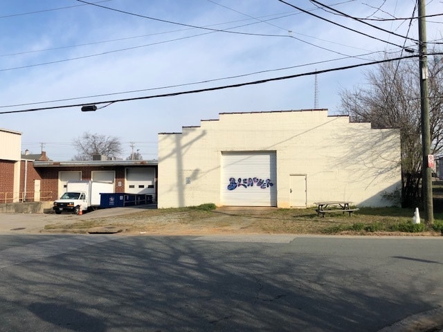 1724 Holbrook St, Greensboro, NC for lease - Building Photo - Image 3 of 4