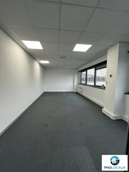 Office in Roissy-en-France for lease - Building Photo - Image 3 of 12