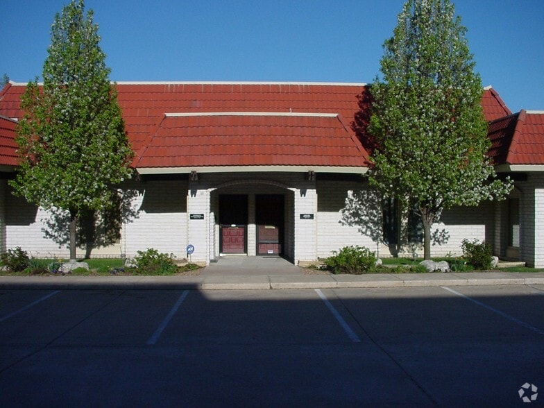 8150 E Douglas Ave, Wichita, KS à louer - Photo du bâtiment - Image 3 de 13