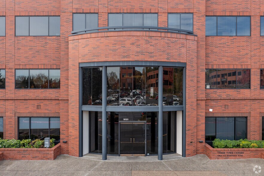 10121 SE Sunnyside Rd, Clackamas, OR à louer - Photo du bâtiment - Image 3 de 13