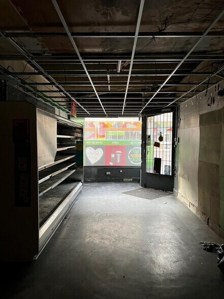 76-81 Bridge St, Newport for lease - Interior Photo - Image 2 of 7