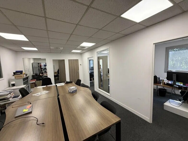 Flex in Gennevilliers for lease - Interior Photo - Image 2 of 7