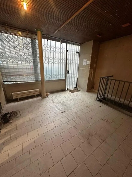 1 Rue Faraday, Paris for lease - Interior Photo - Image 2 of 6