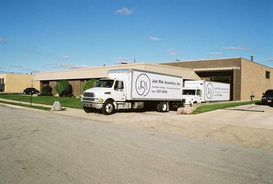 201 Crossen Ave, Elk Grove Village, IL à vendre - Photo du bâtiment - Image 2 de 4