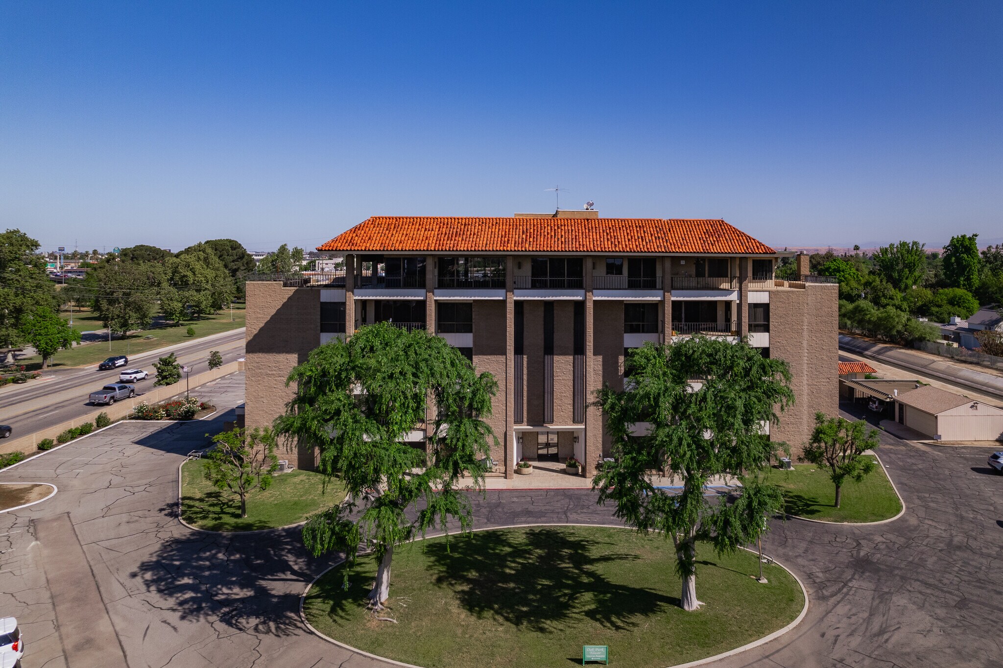 3200 21st St, Bakersfield, CA à vendre Photo principale- Image 1 de 16